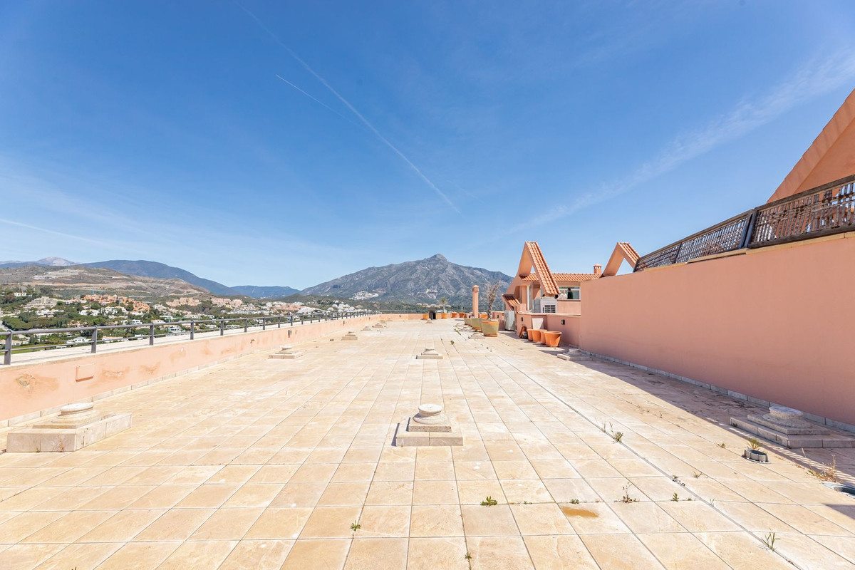 5 Bed Apartment for sale in Nueva Andalucía Costa Del Sol, Málaga, Spain