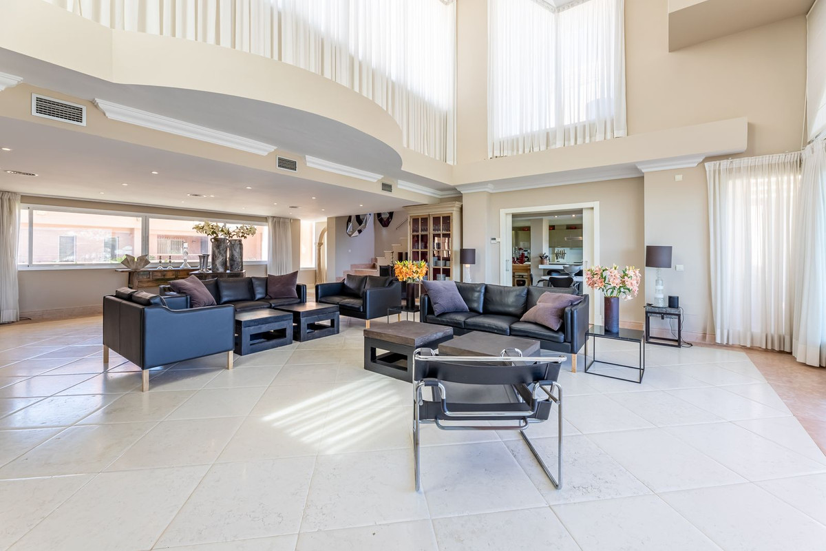 5 Bed Apartment for sale in Nueva Andalucía Costa Del Sol, Málaga, Spain