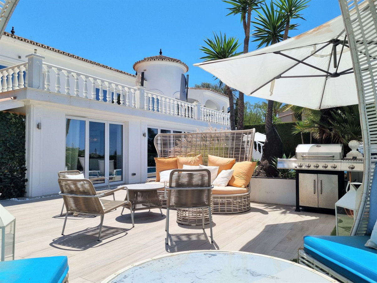 5 Bed Townhouse for sale in Elviria Costa Del Sol, Málaga, Spain