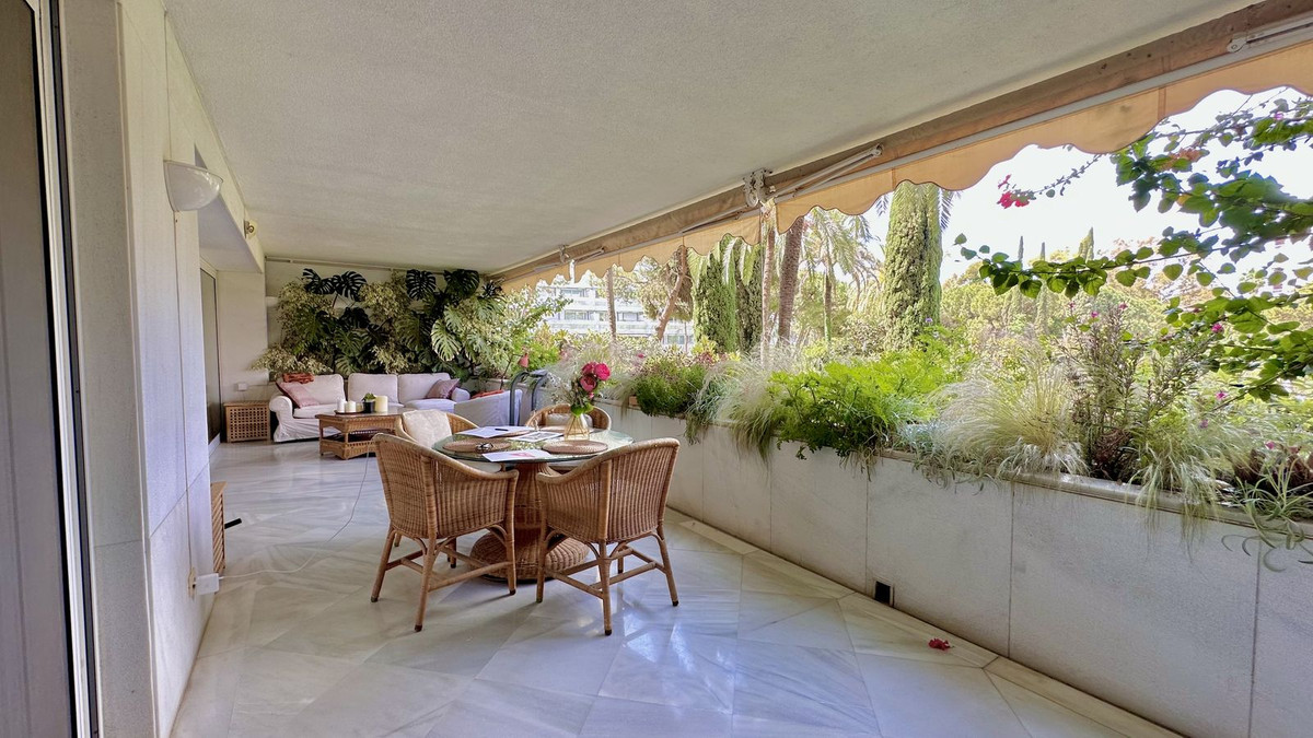 3 Bed Apartment for sale in The Golden Mile Costa Del Sol, Málaga, Spain