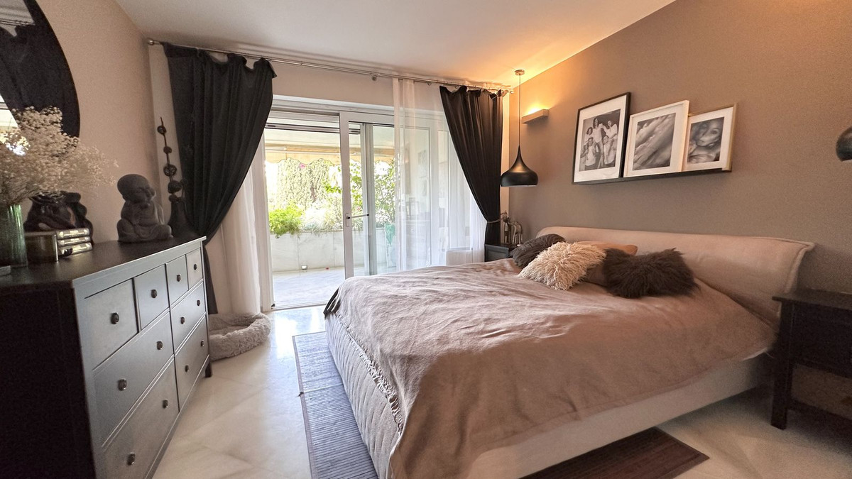 3 Bed Apartment for sale in The Golden Mile Costa Del Sol, Málaga, Spain