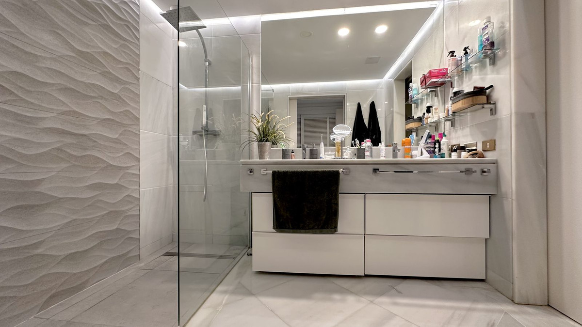 3 Bed Apartment for sale in The Golden Mile Costa Del Sol, Málaga, Spain