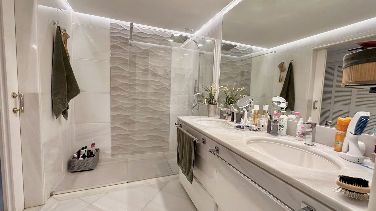 3 Bed Apartment for sale in The Golden Mile Costa Del Sol, Málaga, Spain