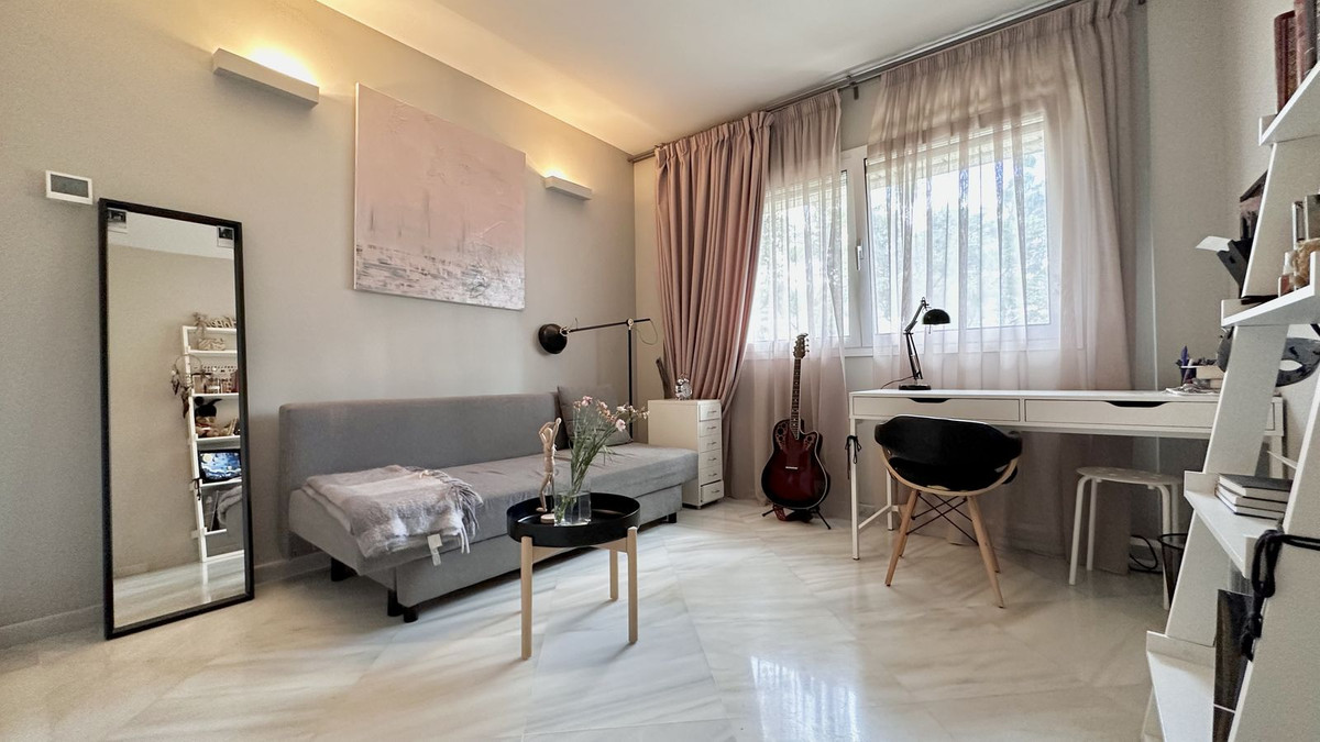 3 Bed Apartment for sale in The Golden Mile Costa Del Sol, Málaga, Spain