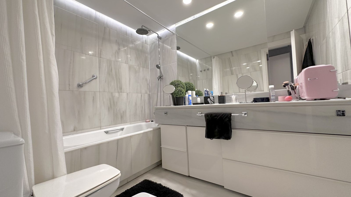 3 Bed Apartment for sale in The Golden Mile Costa Del Sol, Málaga, Spain