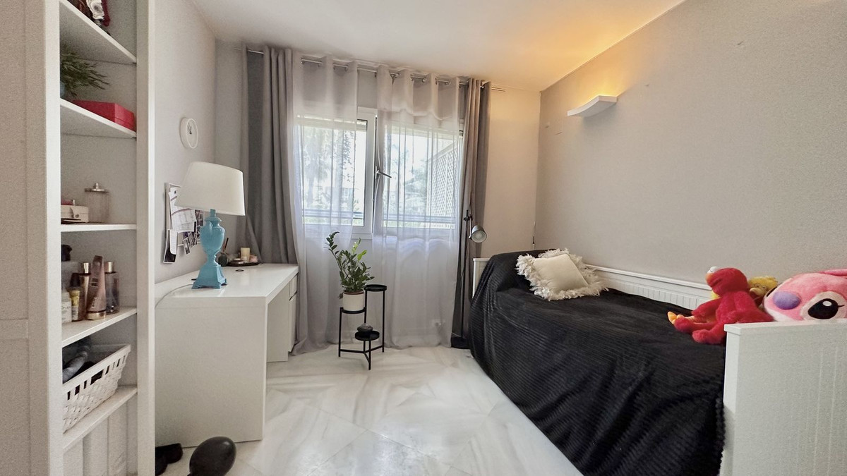 3 Bed Apartment for sale in The Golden Mile Costa Del Sol, Málaga, Spain