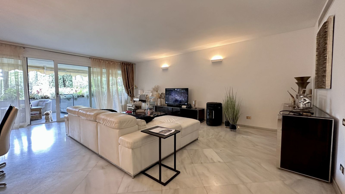 3 Bed Apartment for sale in The Golden Mile Costa Del Sol, Málaga, Spain