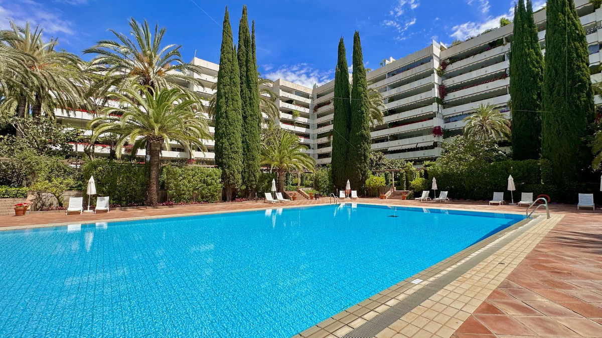 3 Bed Apartment for sale in The Golden Mile Costa Del Sol, Málaga, Spain