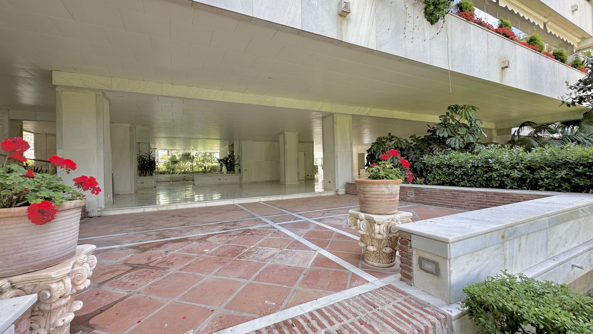 3 Bed Apartment for sale in The Golden Mile Costa Del Sol, Málaga, Spain