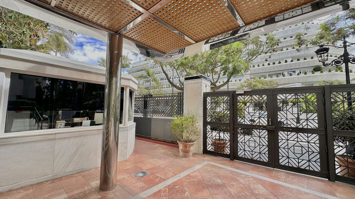 3 Bed Apartment for sale in The Golden Mile Costa Del Sol, Málaga, Spain