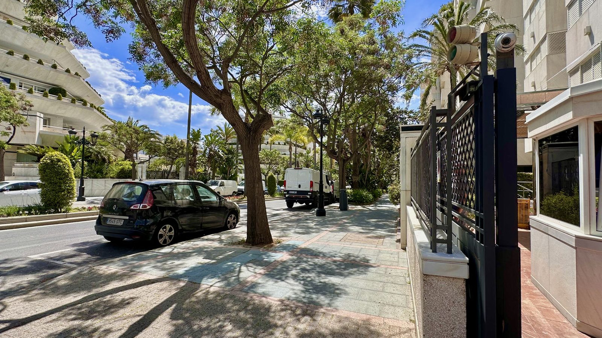 3 Bed Apartment for sale in The Golden Mile Costa Del Sol, Málaga, Spain