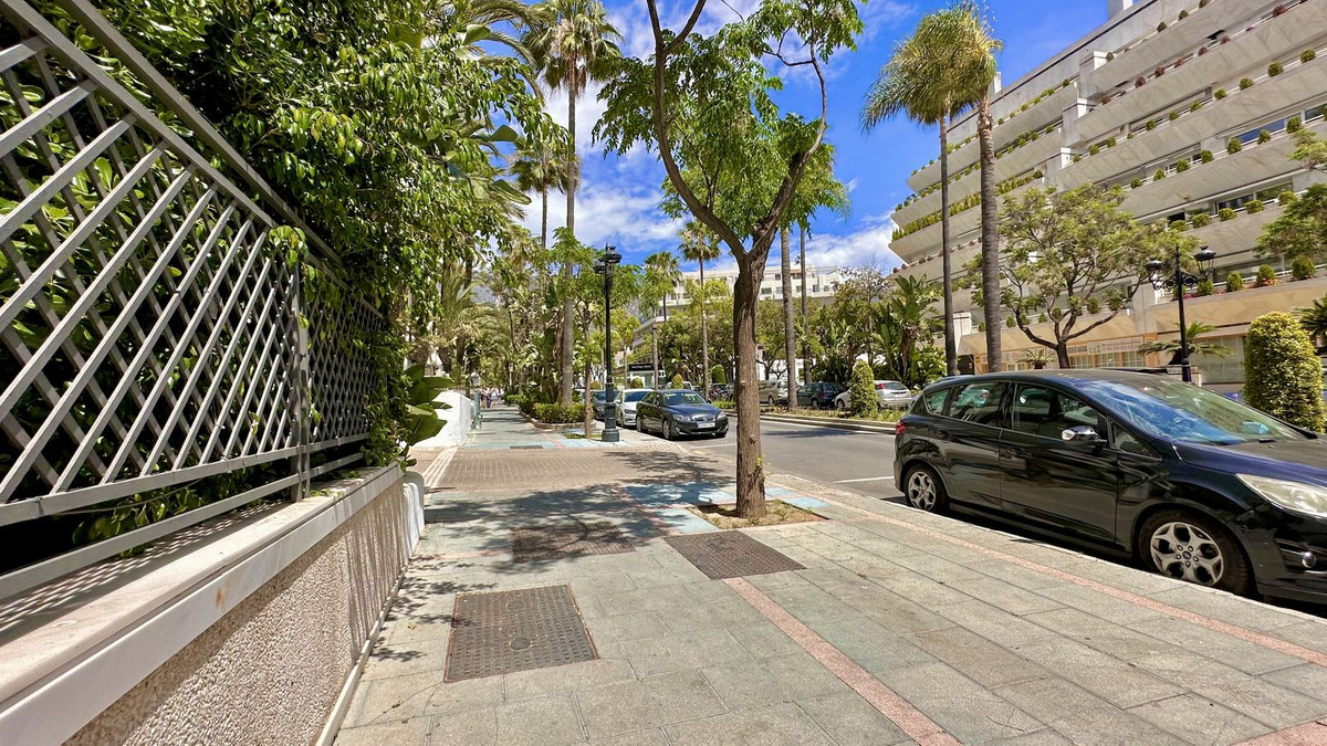 3 Bed Apartment for sale in The Golden Mile Costa Del Sol, Málaga, Spain