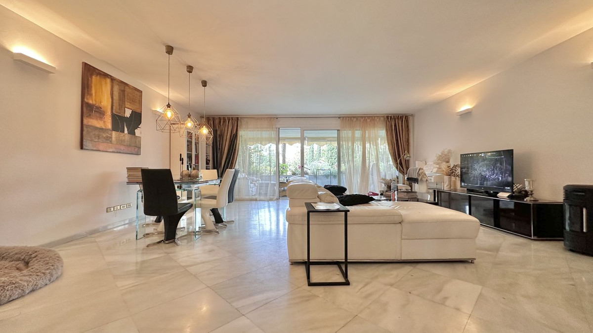 3 Bed Apartment for sale in The Golden Mile Costa Del Sol, Málaga, Spain