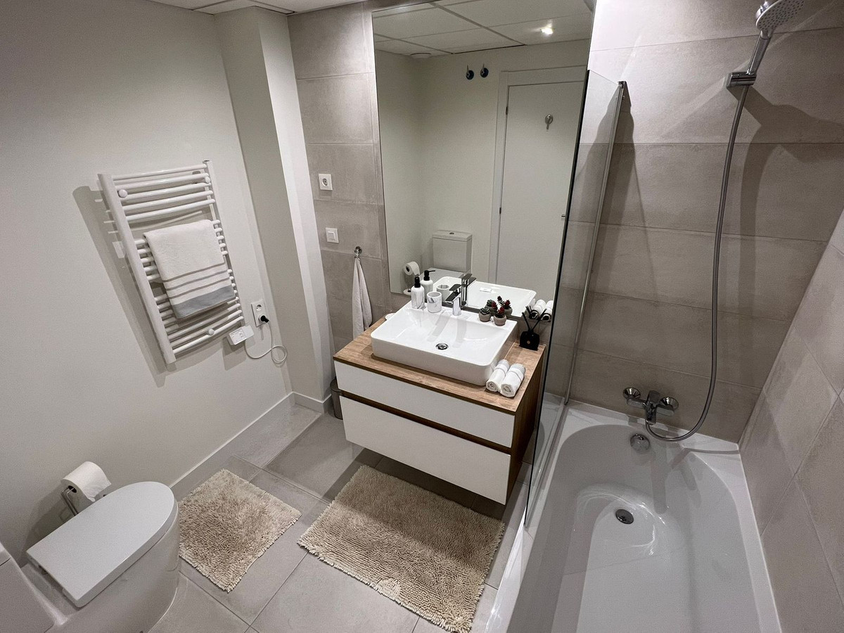 Se vende Apartamento Planta Media de 3 dormitorios en Costa Del Sol, Málaga, España