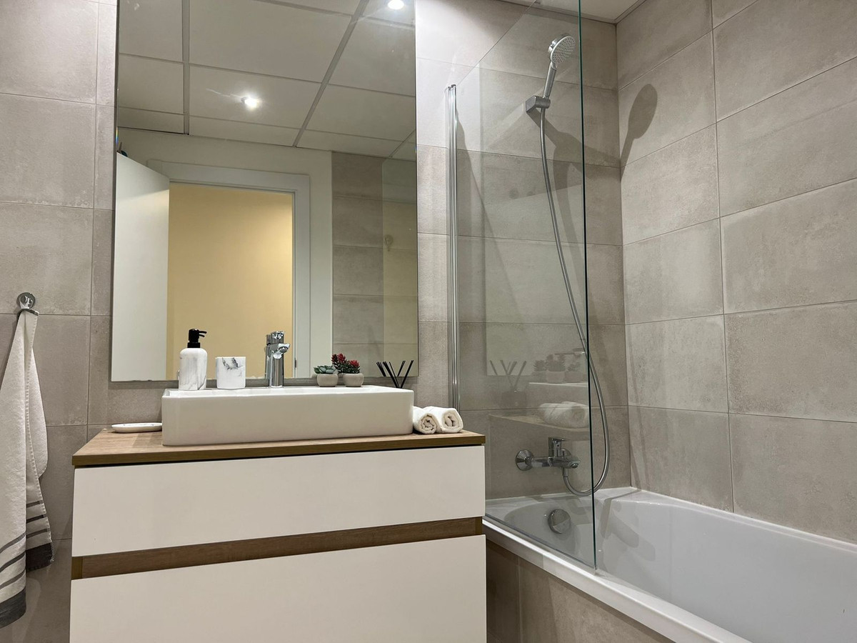 Se vende Apartamento Planta Media de 3 dormitorios en Costa Del Sol, Málaga, España