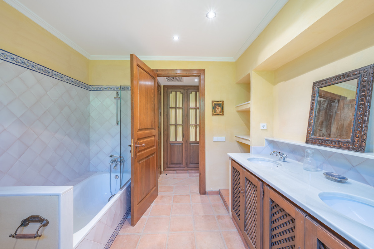 Se vende Villa - Chalet de 10 dormitorios en Costa Del Sol, Málaga, España