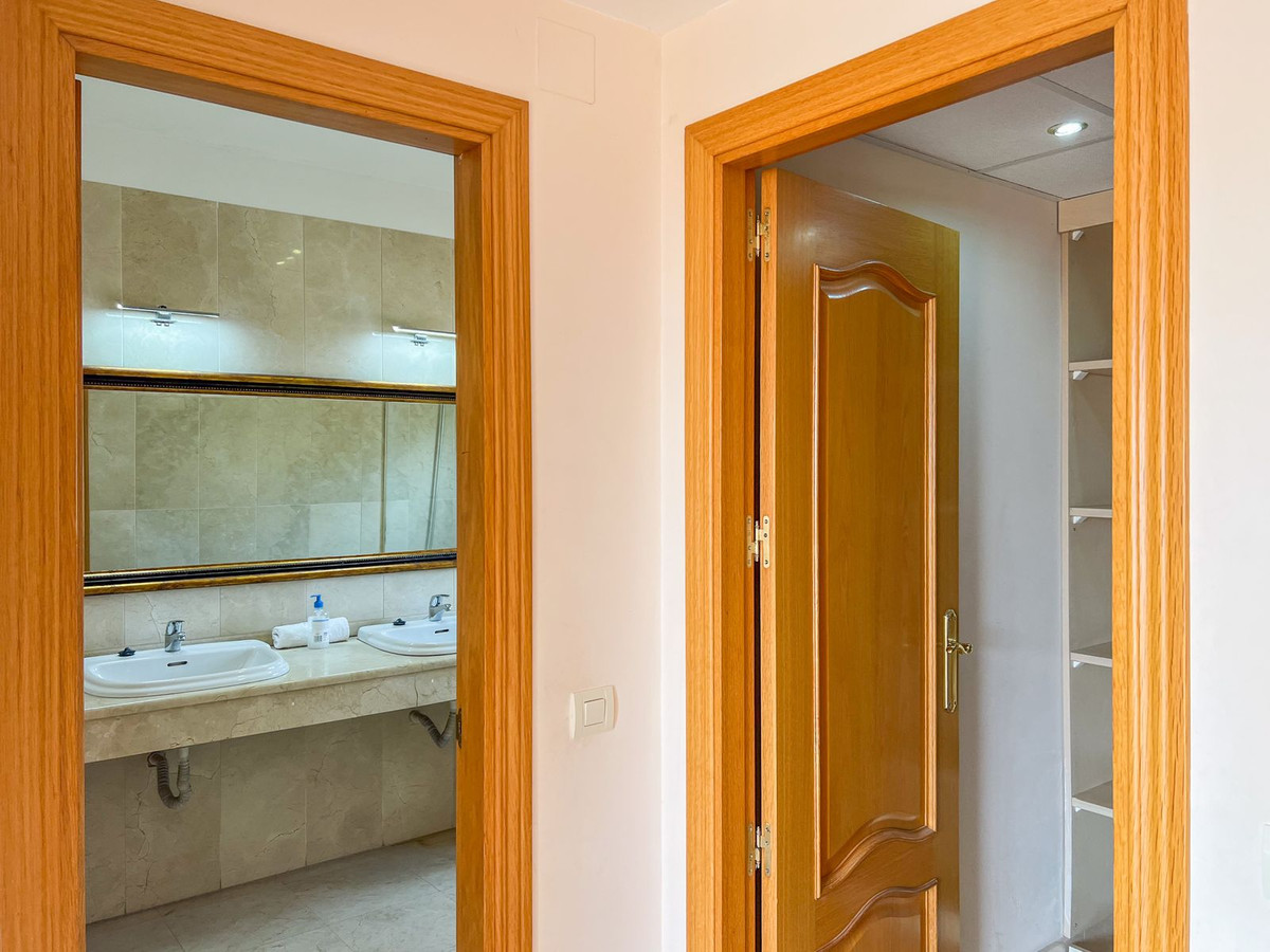 4 Bed Townhouse for sale in Cerros Del Aguila Costa Del Sol, Málaga, Spain