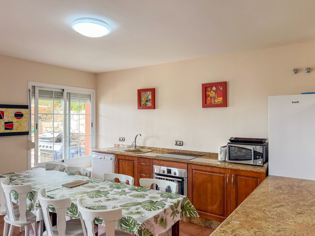 4 Bed Townhouse for sale in Cerros Del Aguila Costa Del Sol, Málaga, Spain