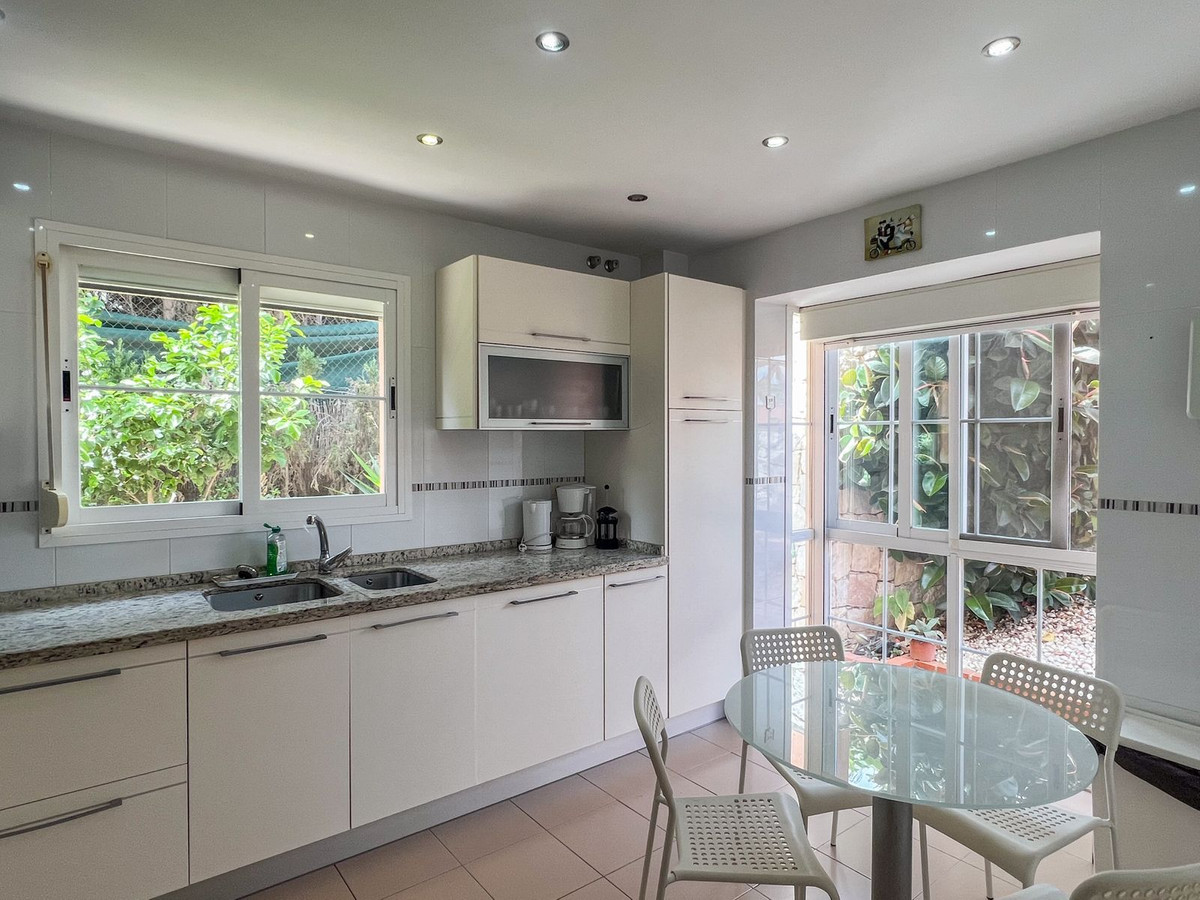 4 Bed Townhouse for sale in Cerros Del Aguila Costa Del Sol, Málaga, Spain