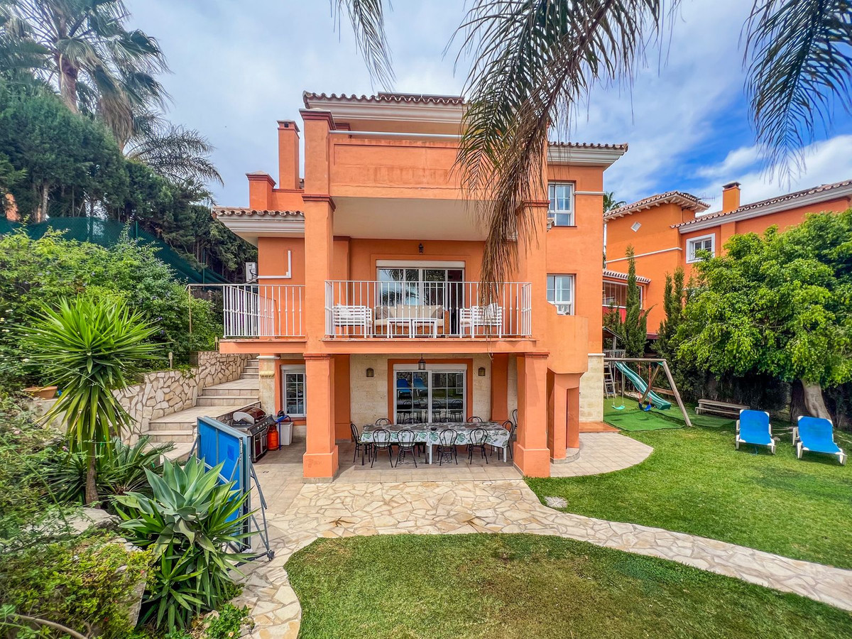 4 Bed Townhouse for sale in Cerros Del Aguila Costa Del Sol, Málaga, Spain