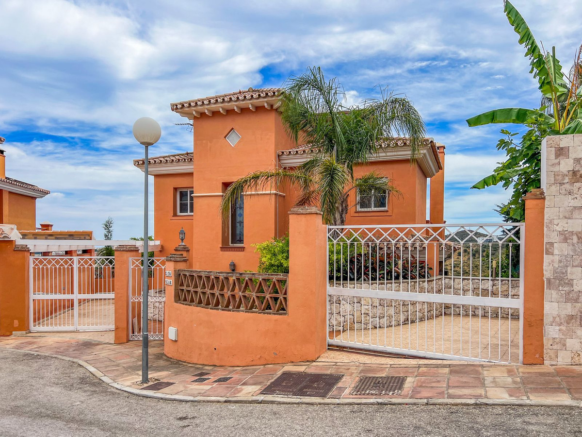 4 Bed Townhouse for sale in Cerros Del Aguila Costa Del Sol, Málaga, Spain