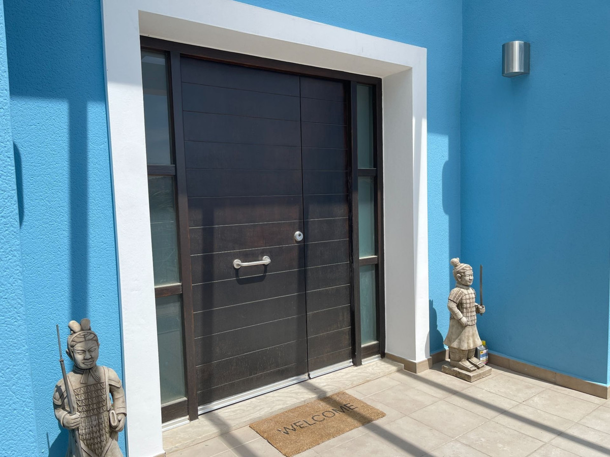 6 Bed Townhouse for sale in Monforte Del Cid Costa Blanca, Alicante, Spain