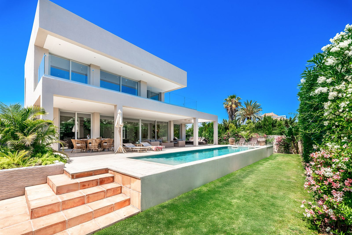 Se vende Villa - Chalet de 5 dormitorios en Costa Del Sol, Málaga, España