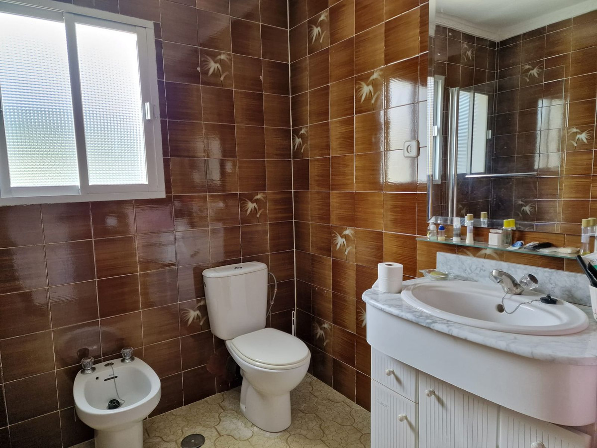 8 Bed Townhouse for sale in Tolox Costa Del Sol, Málaga, Spain