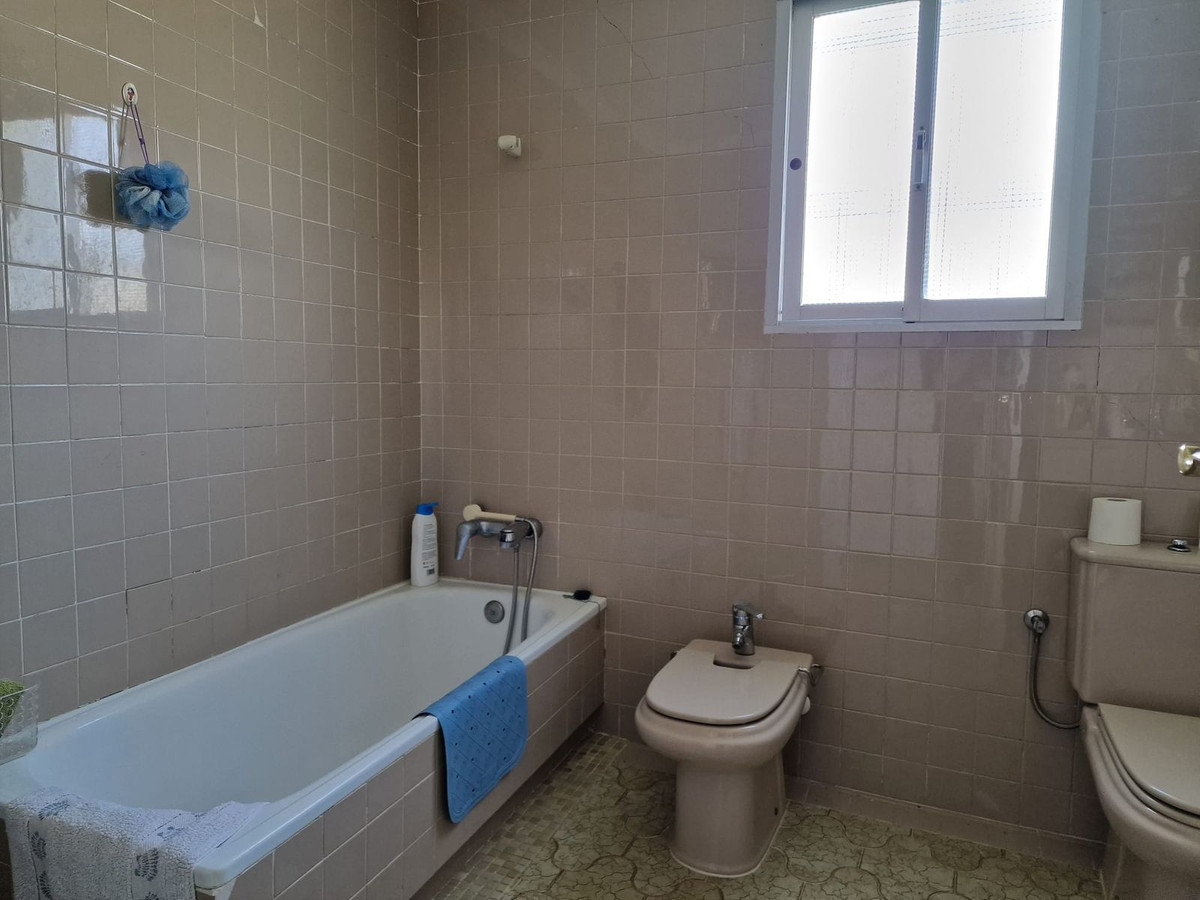 8 Bed Townhouse for sale in Tolox Costa Del Sol, Málaga, Spain