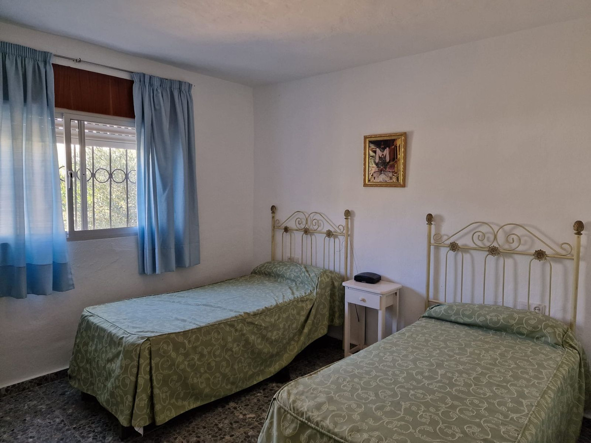 8 Bed Townhouse for sale in Tolox Costa Del Sol, Málaga, Spain