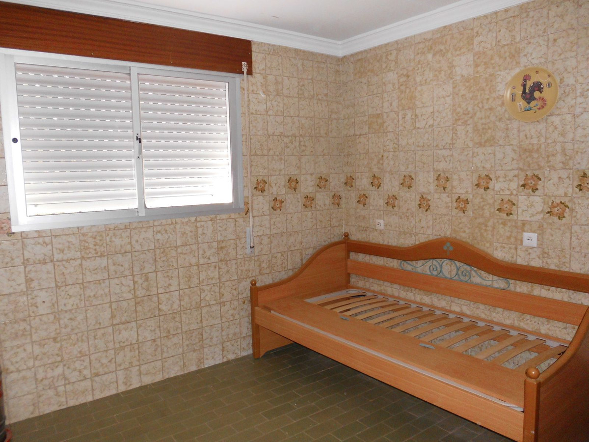 8 Bed Townhouse for sale in Tolox Costa Del Sol, Málaga, Spain