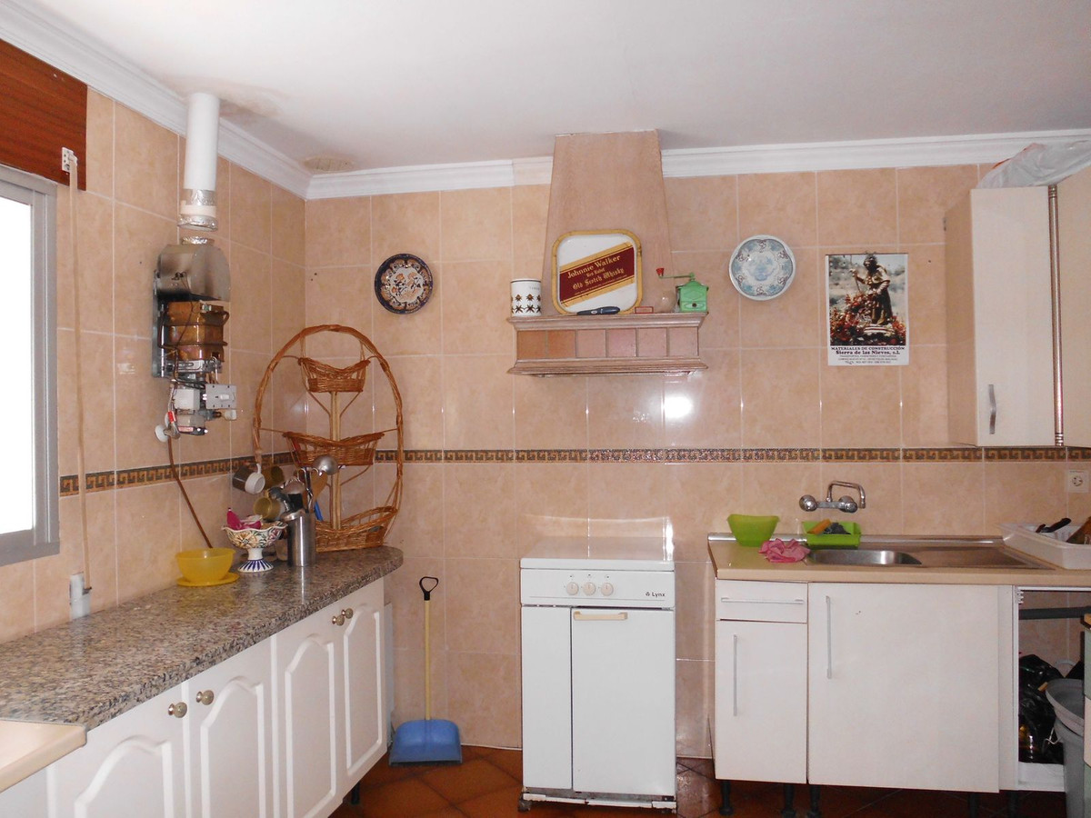 8 Bed Townhouse for sale in Tolox Costa Del Sol, Málaga, Spain