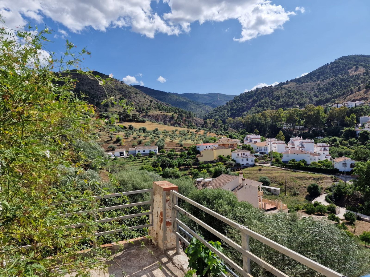 8 Bed Townhouse for sale in Tolox Costa Del Sol, Málaga, Spain
