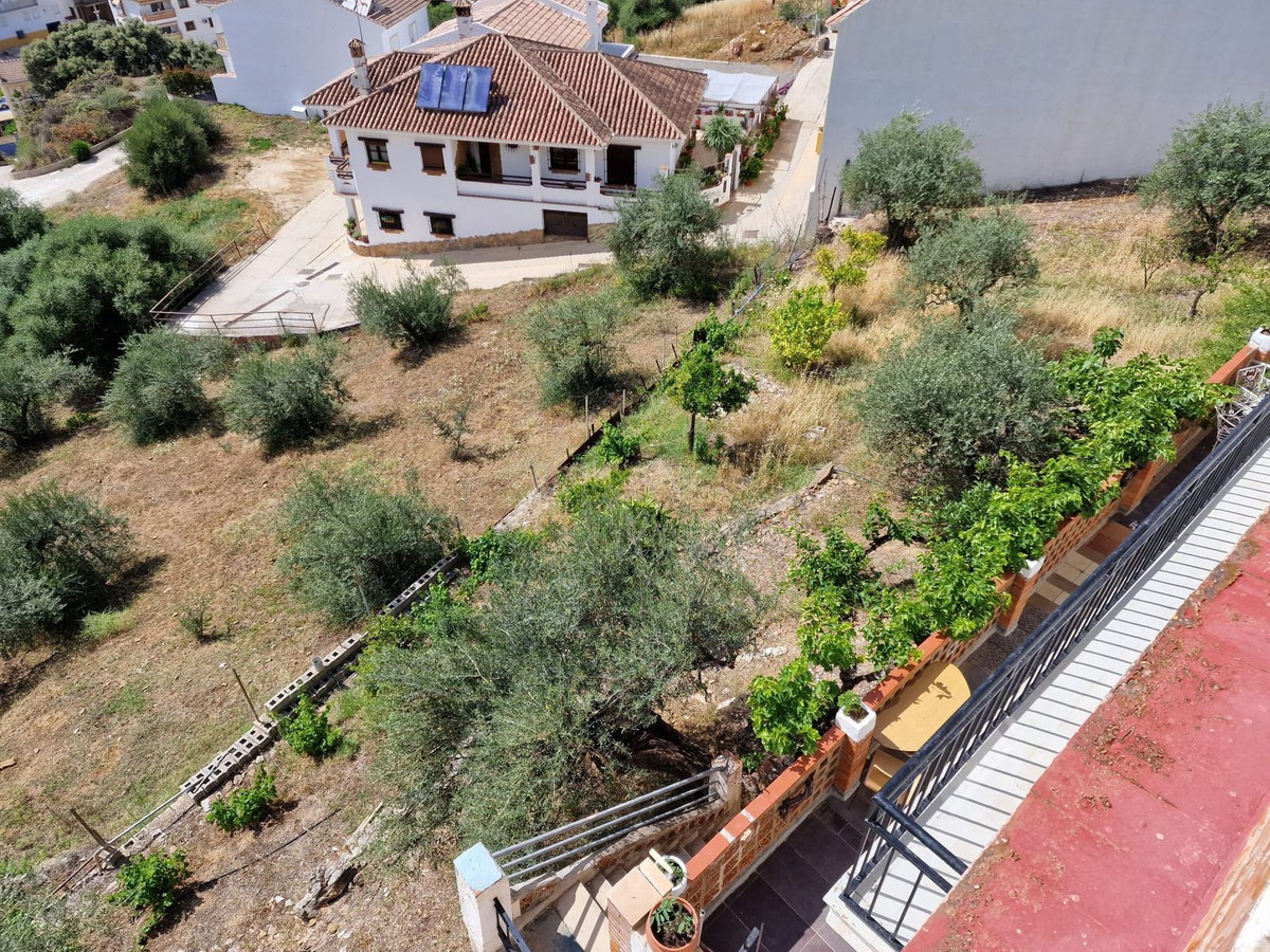 8 Bed Townhouse for sale in Tolox Costa Del Sol, Málaga, Spain