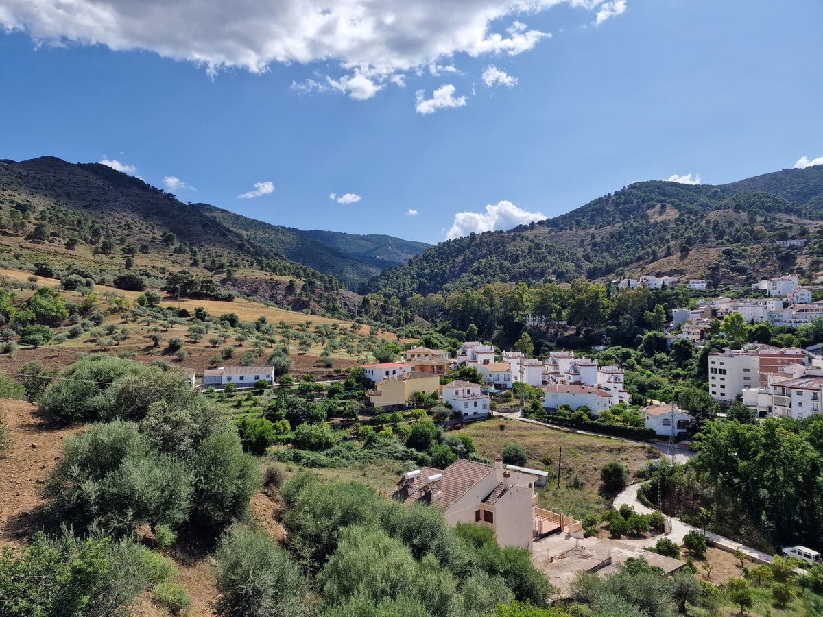 8 Bed Townhouse for sale in Tolox Costa Del Sol, Málaga, Spain