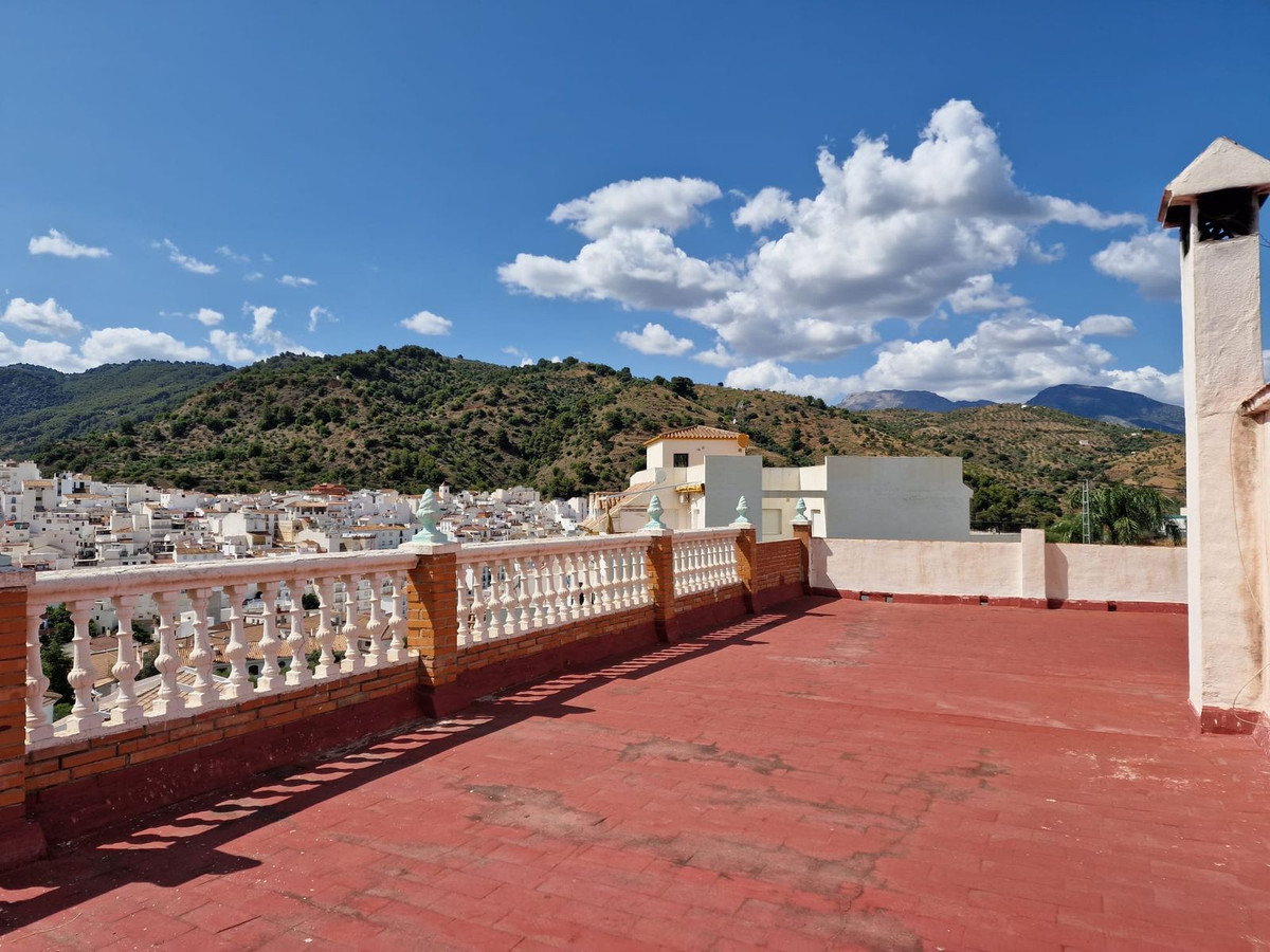 8 Bed Townhouse for sale in Tolox Costa Del Sol, Málaga, Spain