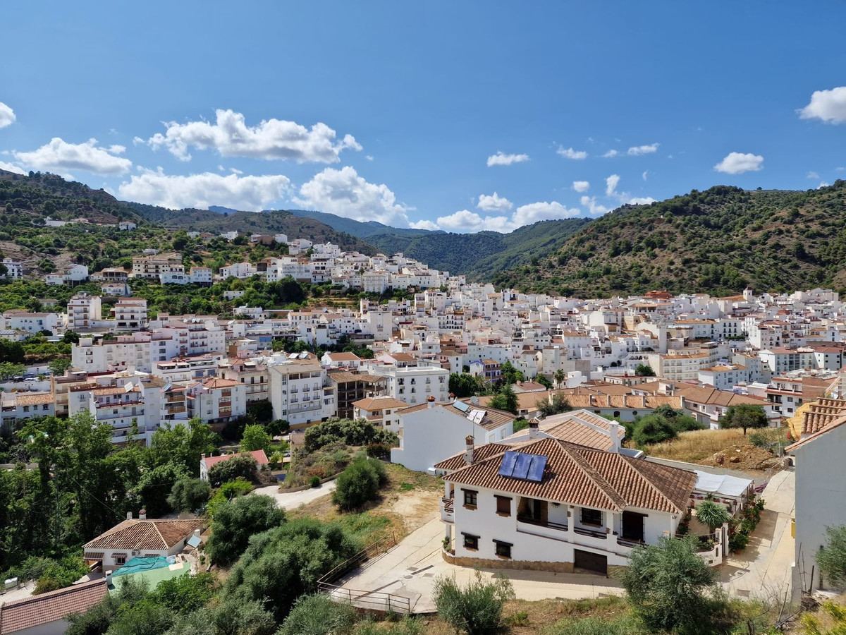 8 Bed Townhouse for sale in Tolox Costa Del Sol, Málaga, Spain