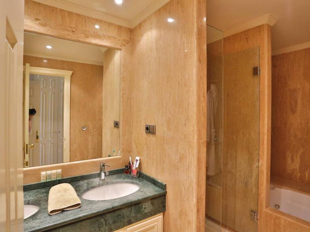 3 Bed Apartment for sale in The Golden Mile Costa Del Sol, Málaga, Spain