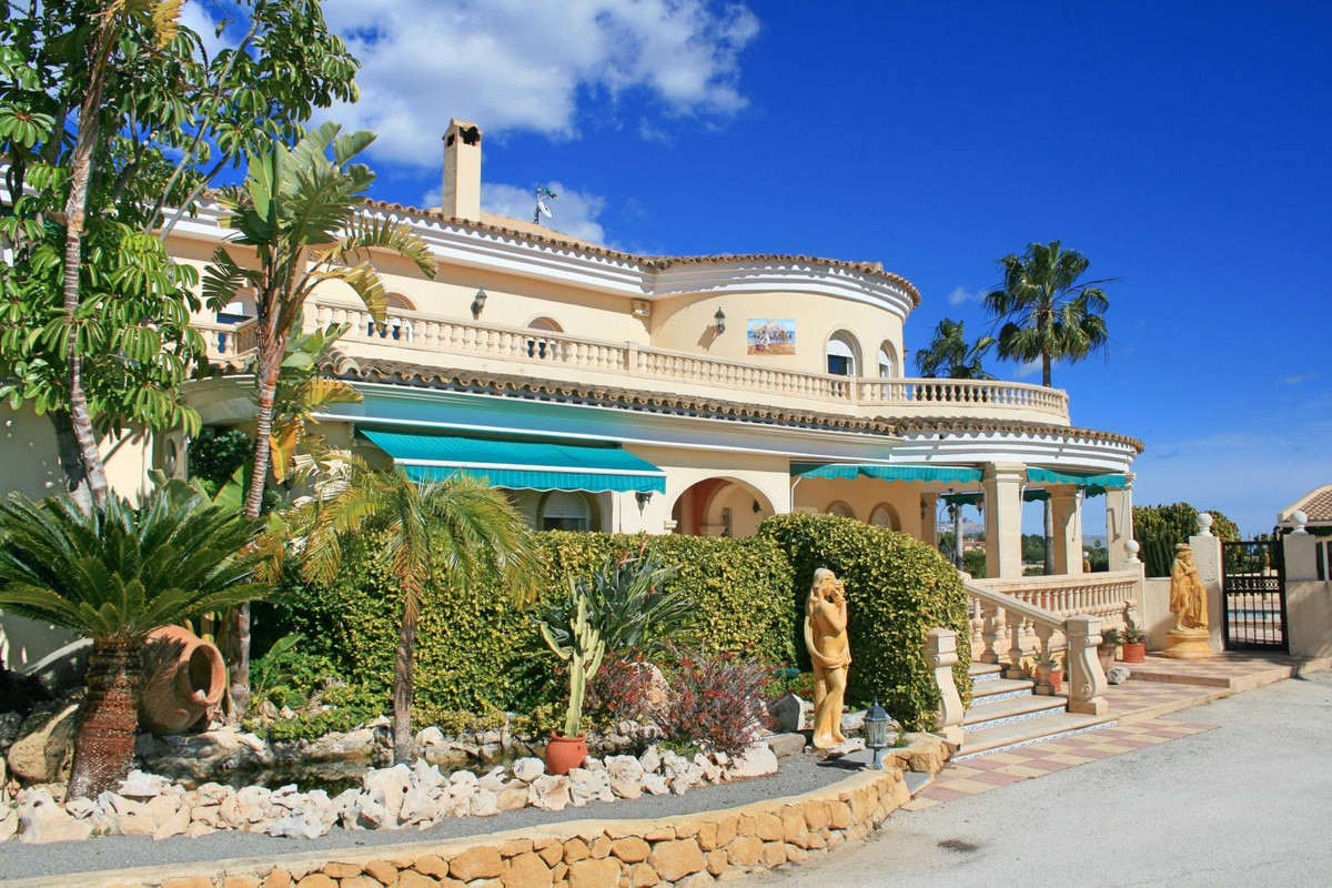 5 Bed Townhouse for sale in Lalfás Del Pi Costa Blanca, Alicante, Spain