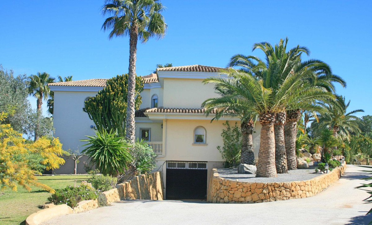 5 Bed Townhouse for sale in Lalfás Del Pi Costa Blanca, Alicante, Spain