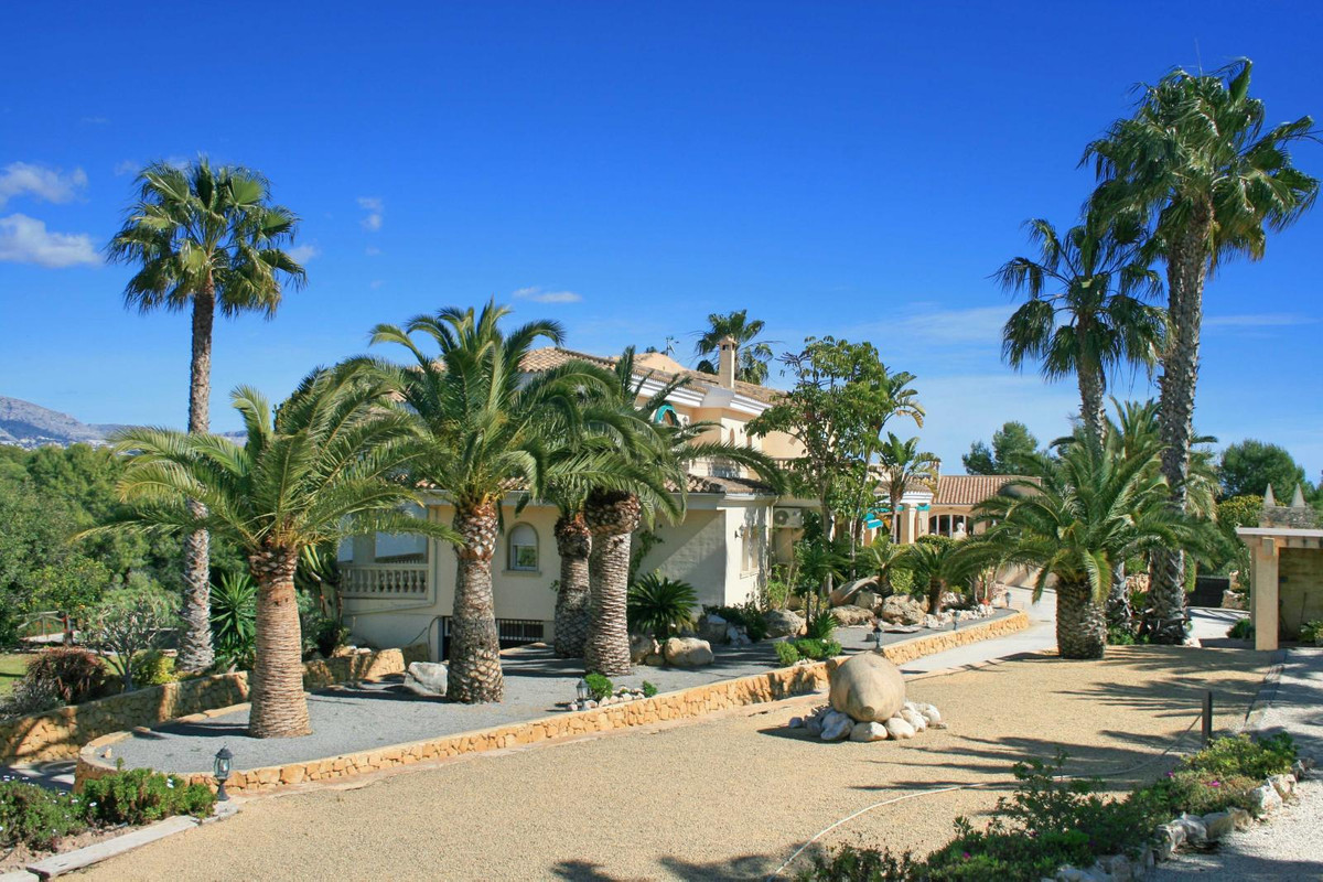 5 Bed Townhouse for sale in Lalfás Del Pi Costa Blanca, Alicante, Spain