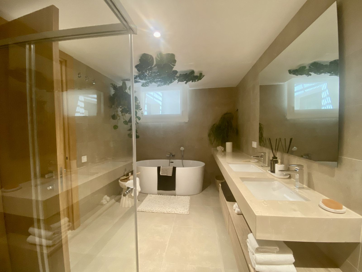 Se vende Villa - Chalet de 5 dormitorios en Costa Del Sol, Málaga, España