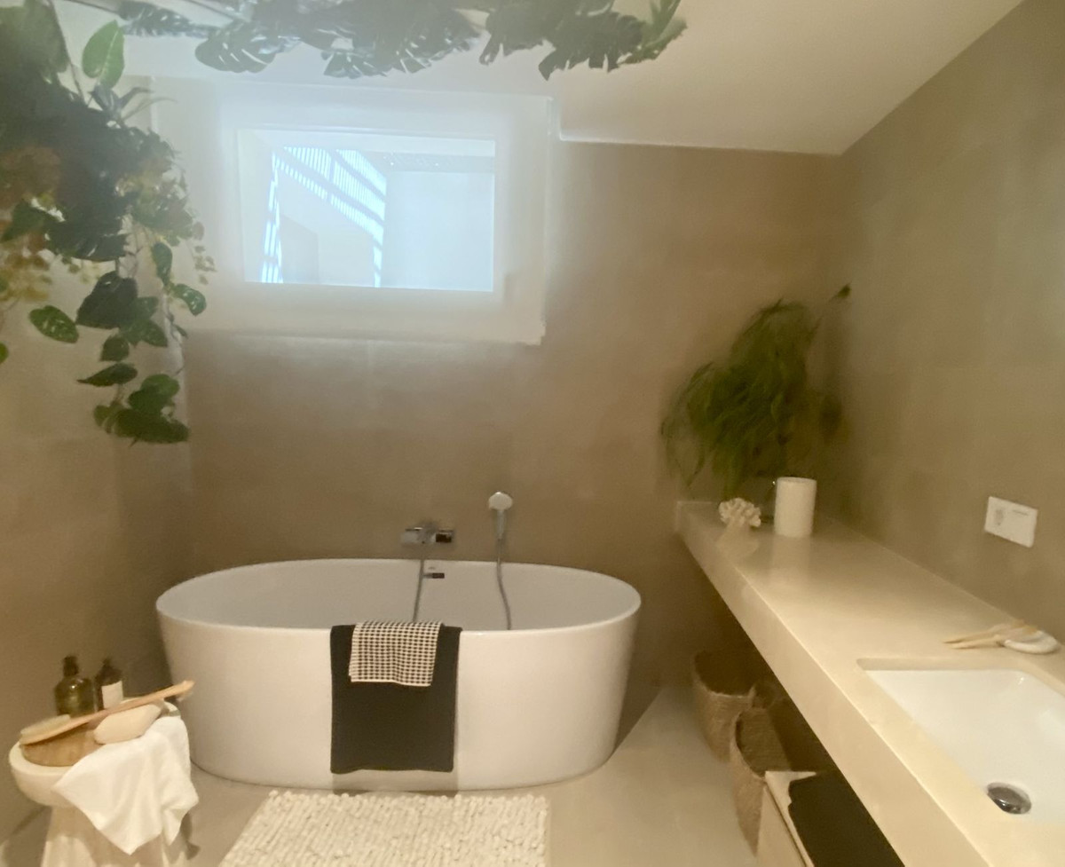 Se vende Villa - Chalet de 5 dormitorios en Costa Del Sol, Málaga, España