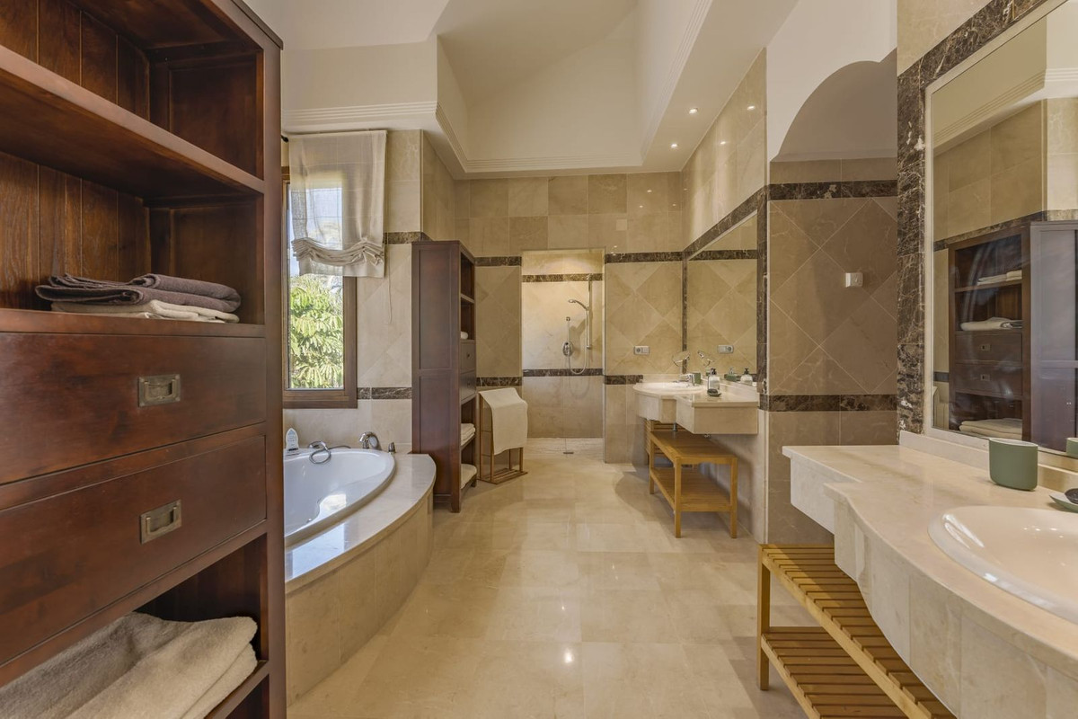 Se vende Villa - Chalet de 6 dormitorios en Costa Del Sol, Málaga, España