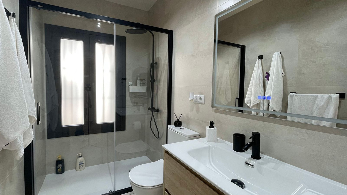 Se vende Apartamento Planta Media de 2 dormitorios en Costa Del Sol, Málaga, España