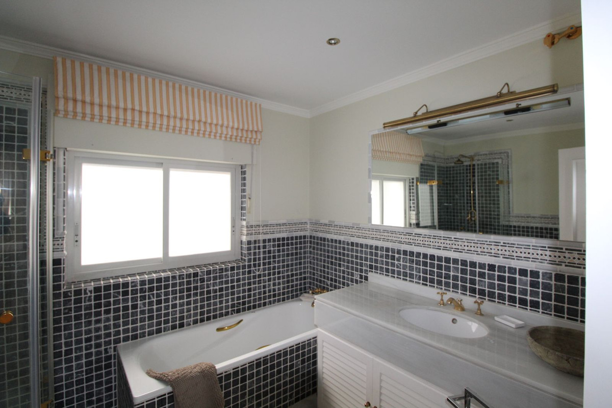 Se vende Ático de 4 dormitorios en Costa Del Sol, Cadiz, España