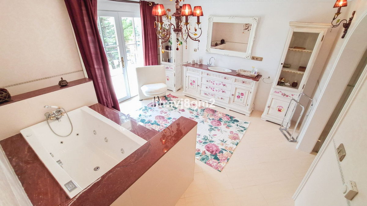 5 Bed Townhouse for sale in Benahavís Costa Del Sol, Málaga, Spain
