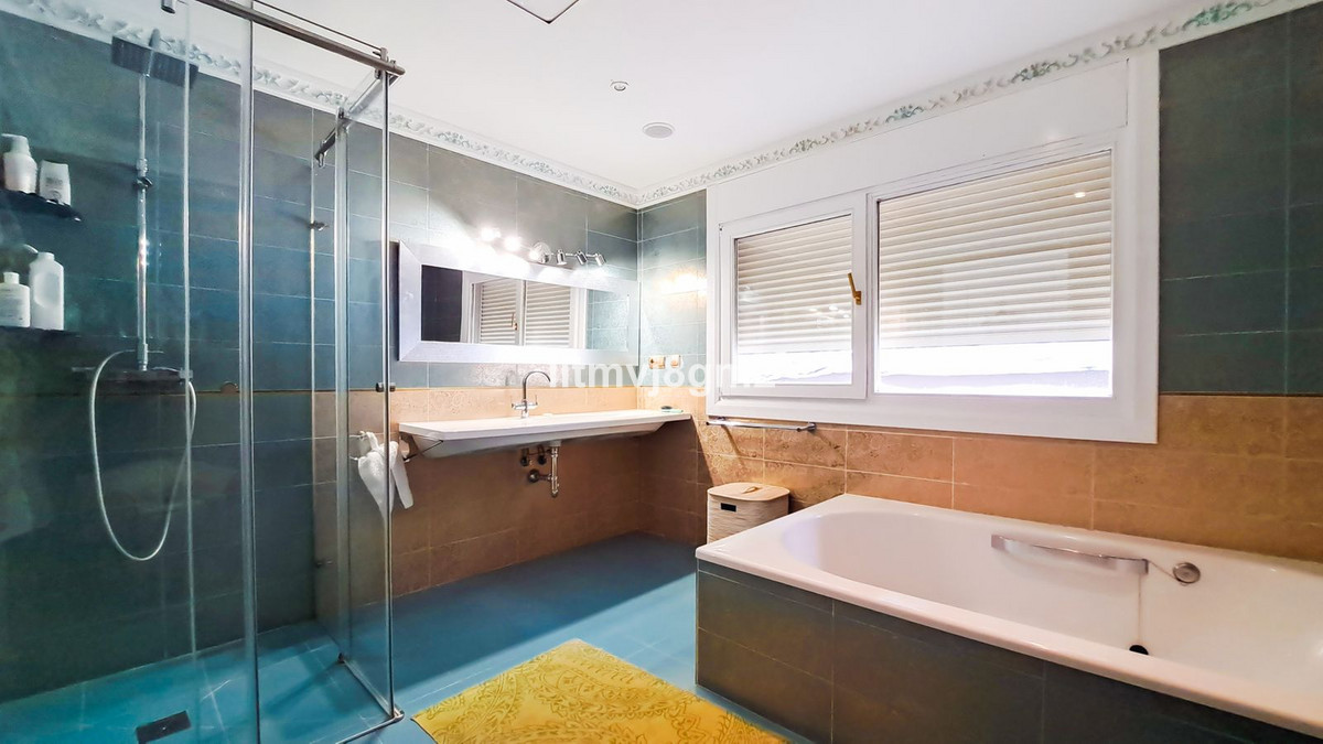 5 Bed Townhouse for sale in Benahavís Costa Del Sol, Málaga, Spain