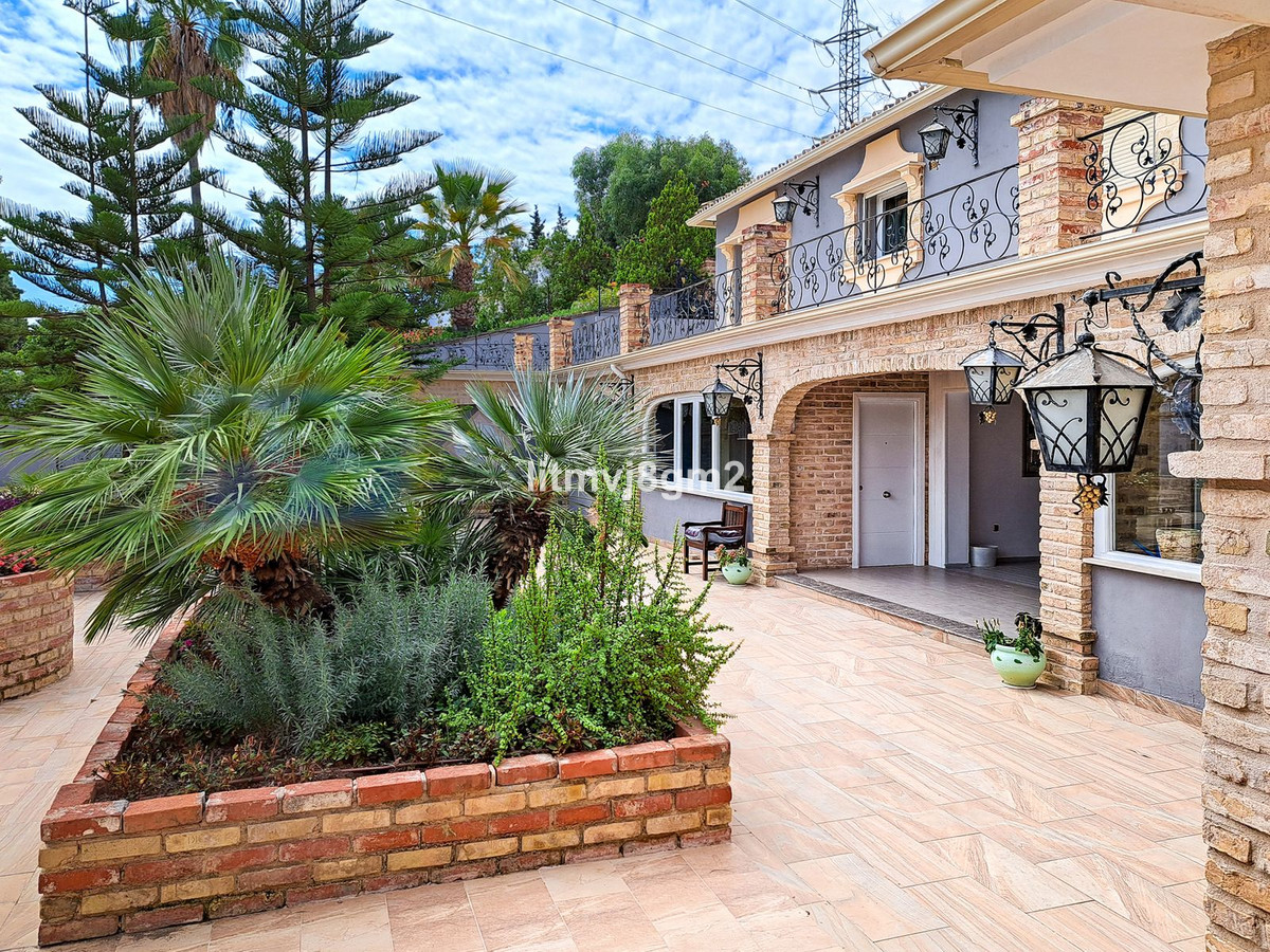 5 Bed Townhouse for sale in Benahavís Costa Del Sol, Málaga, Spain