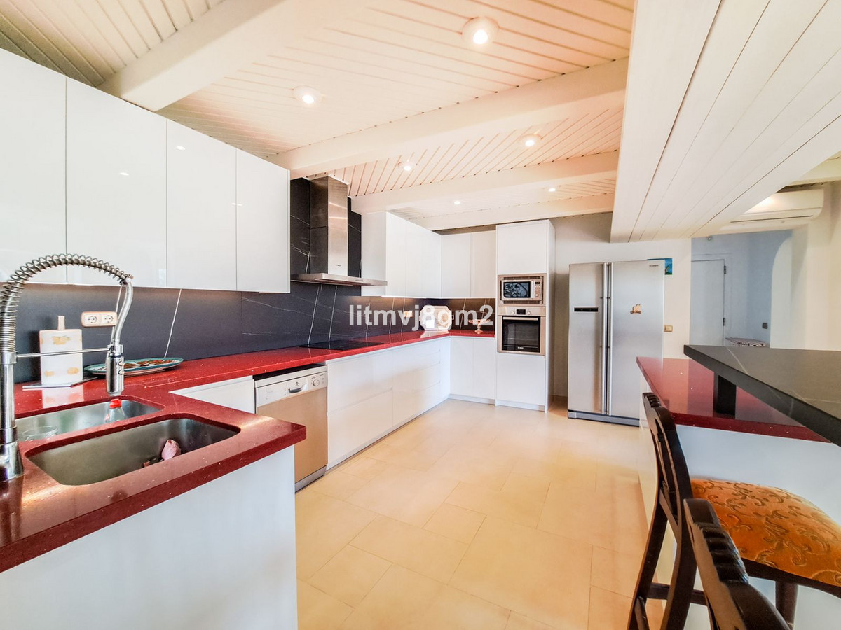 5 Bed Townhouse for sale in Benahavís Costa Del Sol, Málaga, Spain